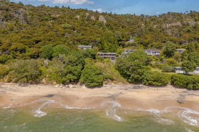 The Retreat - Front Beach Bach, Cooks Beach